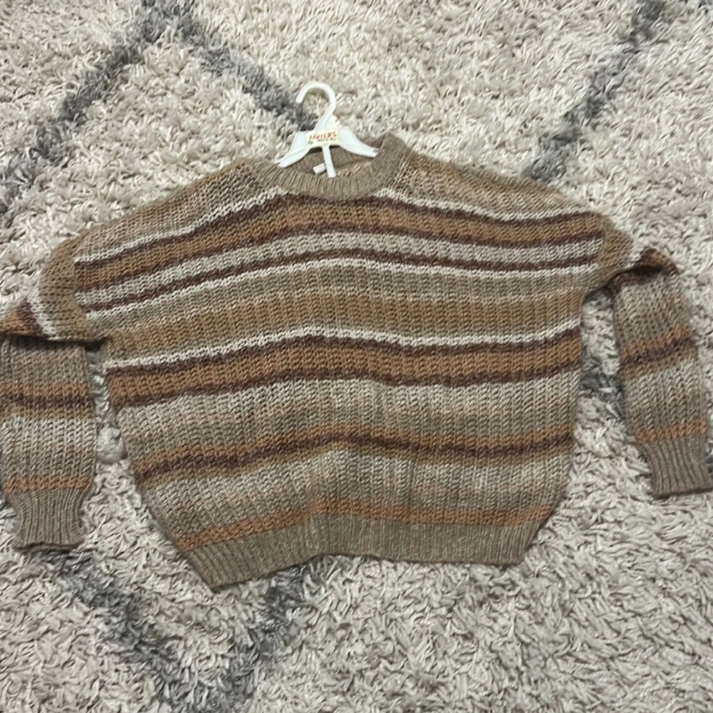 small American Eagle sweater. Good condition. Very comfortable.